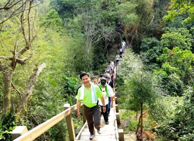 男友說想爬山,我請假陪他同去,到達山頂他拿出水壺,我決定分手