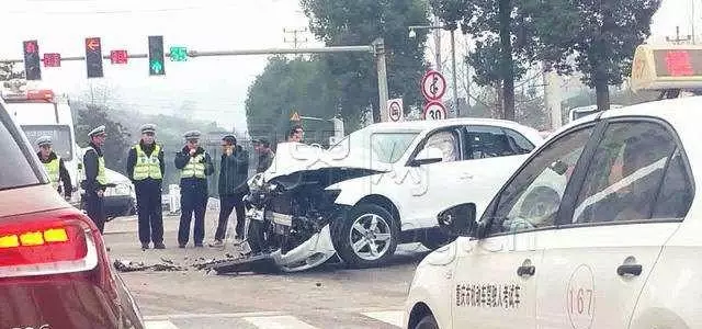 老公車禍去世,俺獨自照顧婆婆7年,婆婆臨終指指床底,俺報了警