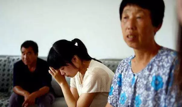 姐姐結婚三年,一直不讓弟弟見姐夫,瞥見姐夫身份證,弟弟淚目
