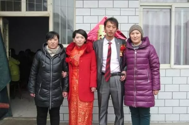 姐姐結婚三年,一直不讓弟弟見姐夫,瞥見姐夫身份證,弟弟淚目