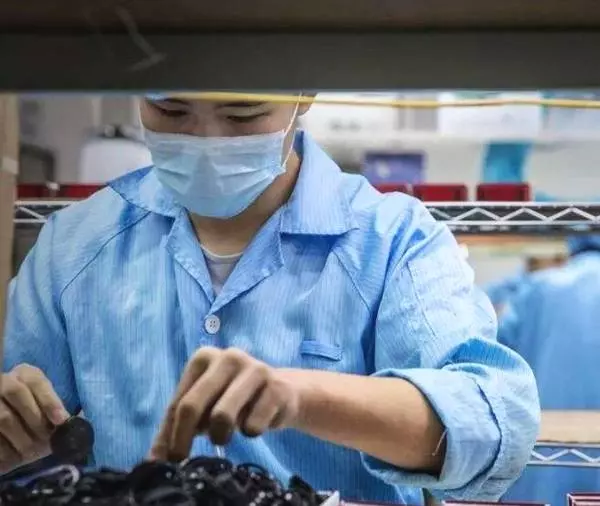 我外出打工兩個月,回到家後妻子不開門,強行進去我抱著她哭出聲