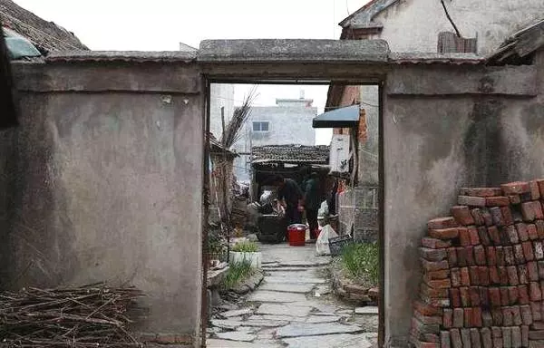 我外出打工兩個月,回到家後妻子不開門,強行進去我抱著她哭出聲