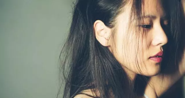 俺和弟媳同一天生子,滿月擺酒慶祝,婆婆宣布事情,俺砸爛酒席