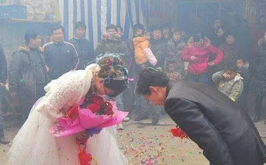 俺前天辦結婚證,昨天辦離婚證,閨蜜眼角的淚水透露了實情