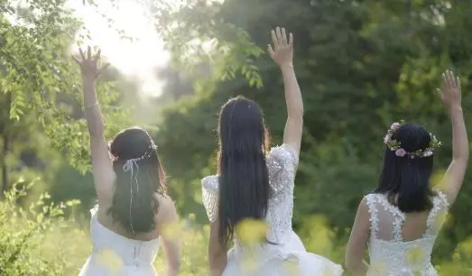 俺前天辦結婚證,昨天辦離婚證,閨蜜眼角的淚水透露了實情