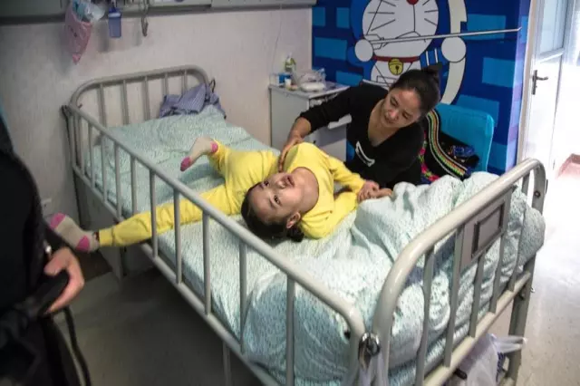 8歲女童病發身體如蛇扭曲,她痛苦無助哭喊:媽媽救我《內附視頻》