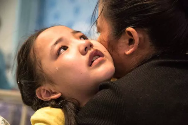 8歲女童病發身體如蛇扭曲,她痛苦無助哭喊:媽媽救我《內附視頻》