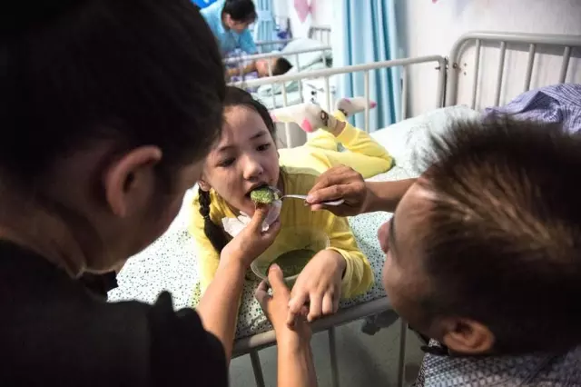 8歲女童病發身體如蛇扭曲,她痛苦無助哭喊:媽媽救我《內附視頻》