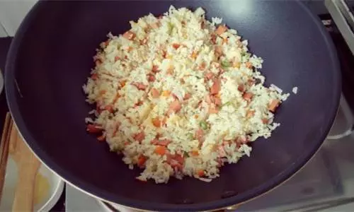 做蛋炒飯時,先炒飯還是先炒雞蛋?這1步都錯了,難怪炒得難吃