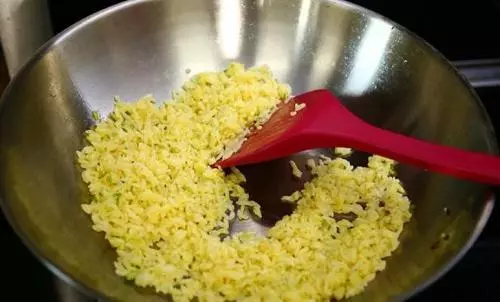 做蛋炒飯時,先炒飯還是先炒雞蛋?這1步都錯了,難怪炒得難吃