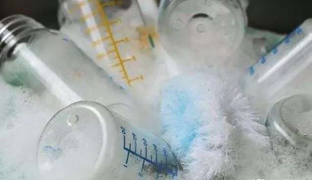 你還在這樣洗奶瓶嗎?這3種方法反而會越洗越髒,嚴重的會導致寶寶拉肚子
