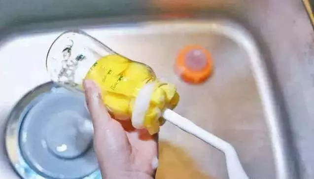 你還在這樣洗奶瓶嗎?這3種方法反而會越洗越髒,嚴重的會導致寶寶拉肚子