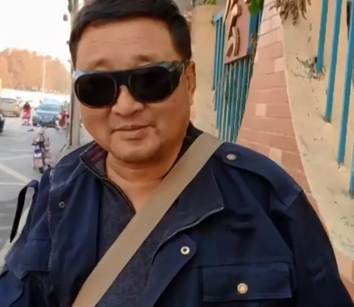 主人腿腳不便,暖心金毛幫提菜籠四年,每兩步回頭看主人在不在,得一此狗人生無憾