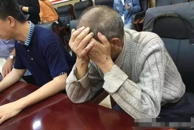 8個兒女都拒絕贍養76歲父親,法官得知原因表示同意,老人:畜生啊