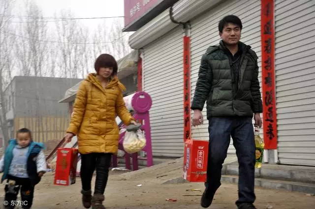 新婚幾個月,回婆家過年,婆婆給我介紹了一個親人,我憤怒離婚!