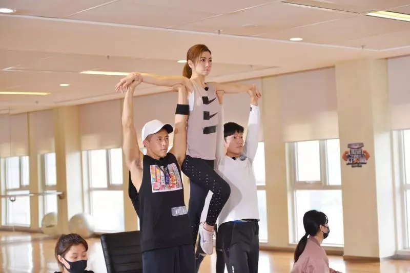 Selina節目上「被公開體脂肪」自己也嚇傻 奮力瘦身20天後「瘦成高中妹」手腳瘀青也不怕