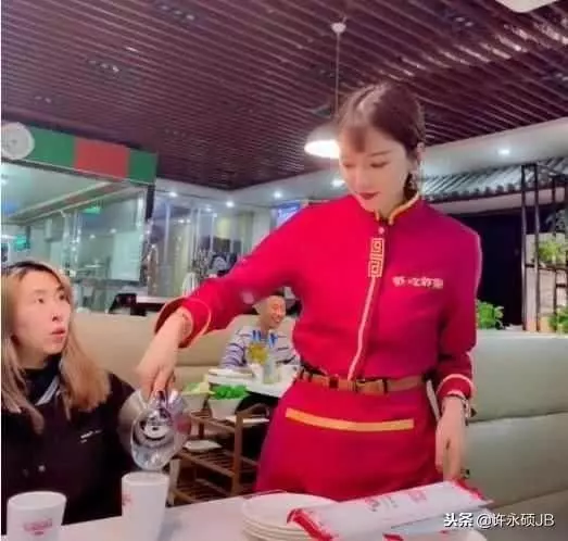 「女服務員」走紅,撩起袖子後暴露真實身份,網友:養不起!-北京時間