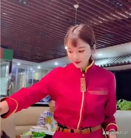 「女服務員」走紅,撩起袖子後暴露真實身份,網友:養不起!-北京時間