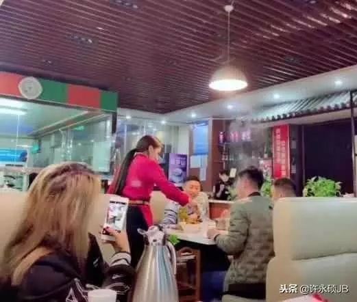 「女服務員」走紅,撩起袖子後暴露真實身份,網友:養不起!-北京時間