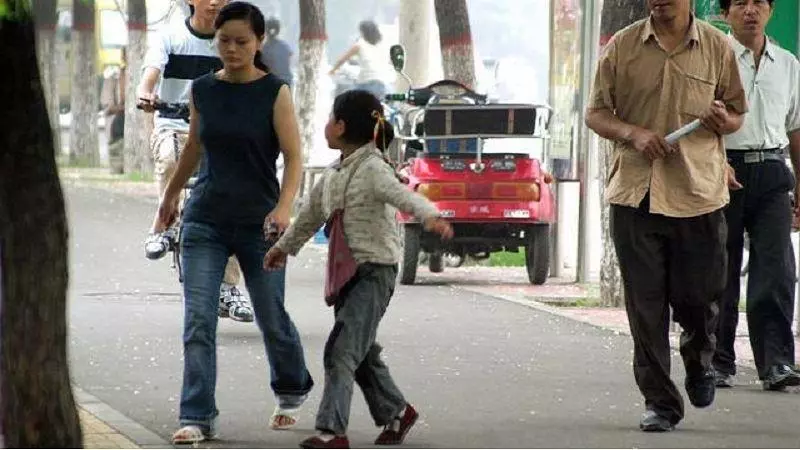 姐姐給乞丐100塊,別人都笑她傻,五天後來8輛豪車,給姐姐50萬元