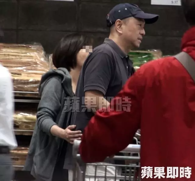 離婚5年冒桃花!于美人前夫「摟深V熟女買菜」狂放閃 她霸氣「帶兒子現身回應」前夫卻忙求饒