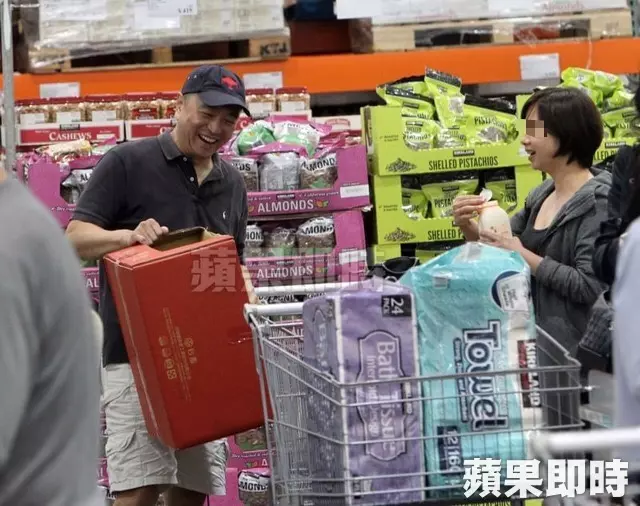 離婚5年冒桃花!于美人前夫「摟深V熟女買菜」狂放閃 她霸氣「帶兒子現身回應」前夫卻忙求饒