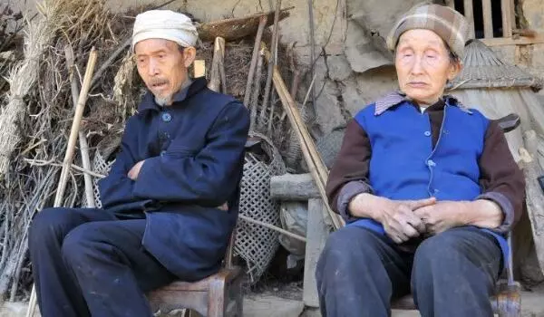 老漢給兩個兒子打電話說想吃餃子,大兒沒理他,二兒送餃子後笑了