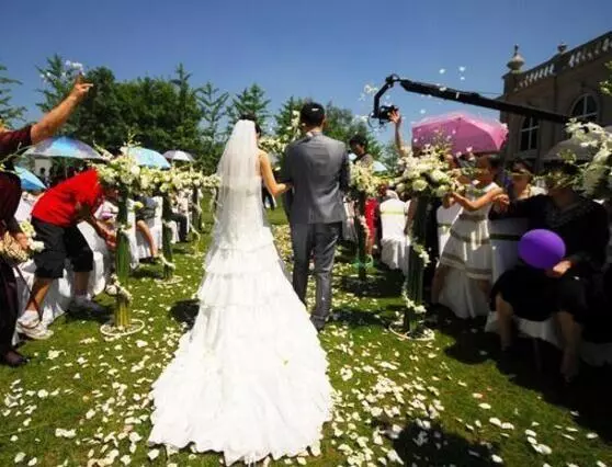 弟弟不讓窮酸姐姐參加婚禮,結婚時姐姐坐豪車不請自來,弟弟淚目