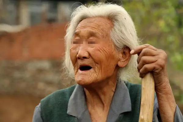 女子懷孕,一下雨就回娘家喝參湯,婆婆嘴饞跟去,走到門口,傻住