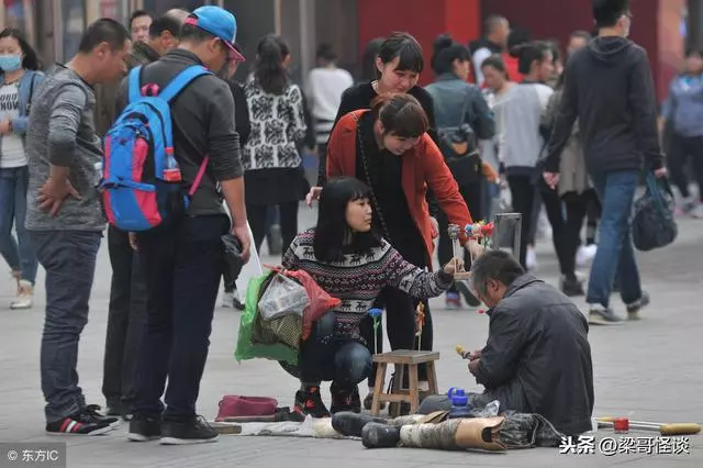 女兒為救乞丐失去一條腿,五年後門口來了一排豪車,母親樂了