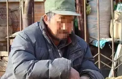 父親欠了一屁股債,兒子無奈賣掉婚房還錢,債主一來,卻給兒子跪下了