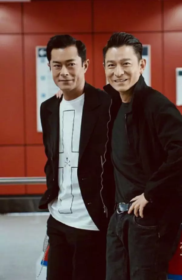 劉德華和誰合影都是一臉微笑,唯獨在她面前,天王的形象都不顧了!