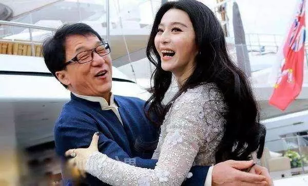 45歲李冰冰與37歲范冰冰對比,差距一目了然,難怪成龍更喜歡她!