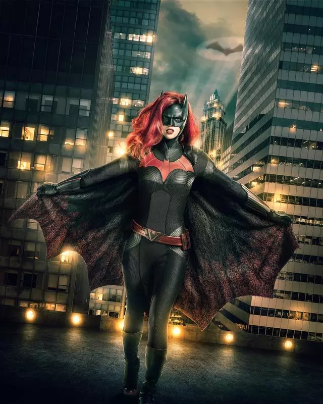 DC《異世界》劇照 閃電俠綠箭互換老婆、黑超蝙蝠女俠驚艷亮相