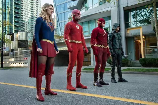 DC《異世界》劇照 閃電俠綠箭互換老婆、黑超蝙蝠女俠驚艷亮相