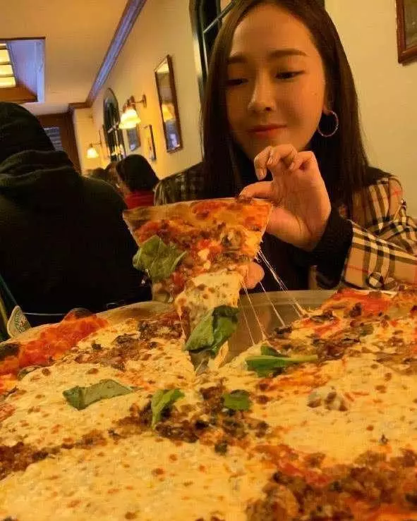 鄭秀妍曬巴黎生活照,大吃披薩充滿食慾,清新可愛,網友:羨慕!
