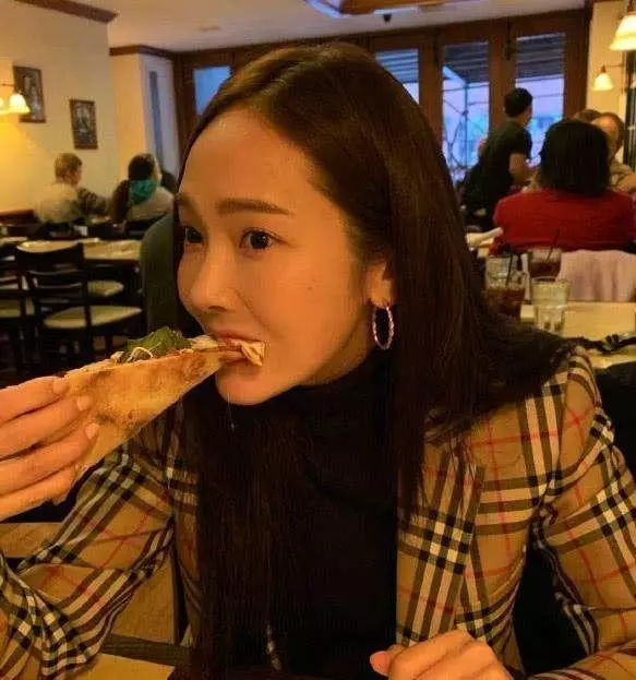 鄭秀妍曬巴黎生活照,大吃披薩充滿食慾,清新可愛,網友:羨慕!