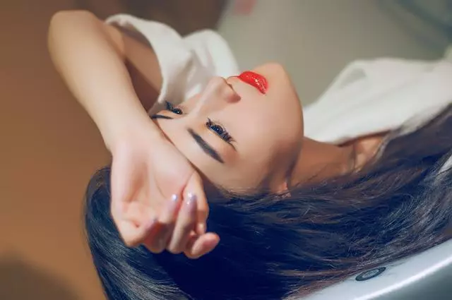 漂亮前妻嫌我窮,離婚六年她拿錢砸我,我和老婆不生氣反而都笑了
