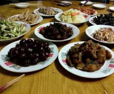 結婚後,婆婆待我親如母女,姐姐來我家吃頓飯,她掀翻桌子,以死相逼我離婚!