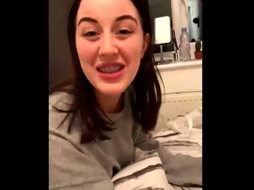 女舞者對鏡頭笑 下秒驚見黑色詭影探出頭