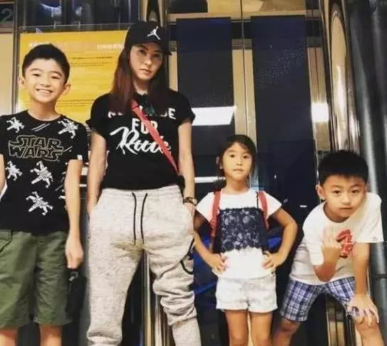 張柏芝帶兩個兒子逛街,謝賢一個電話讓她落淚,網友:好家長!