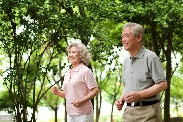 最好的養生運動是走路,記住4個健康走姿,走出3大好處,健康長壽