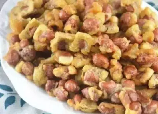 把雞蛋打在花生米里,結果好吃到爆!