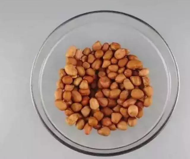 把雞蛋打在花生米里,結果好吃到爆!