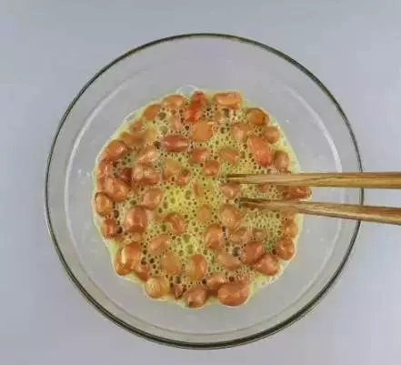 把雞蛋打在花生米里,結果好吃到爆!