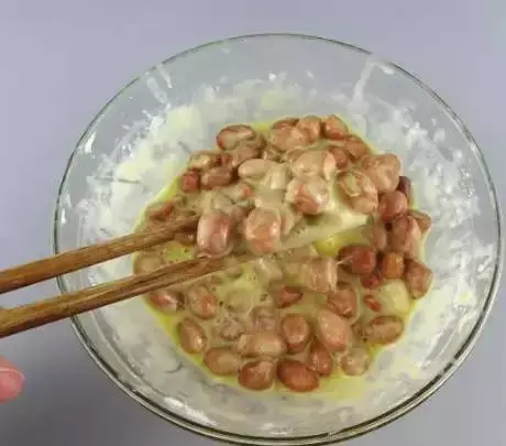 把雞蛋打在花生米里,結果好吃到爆!
