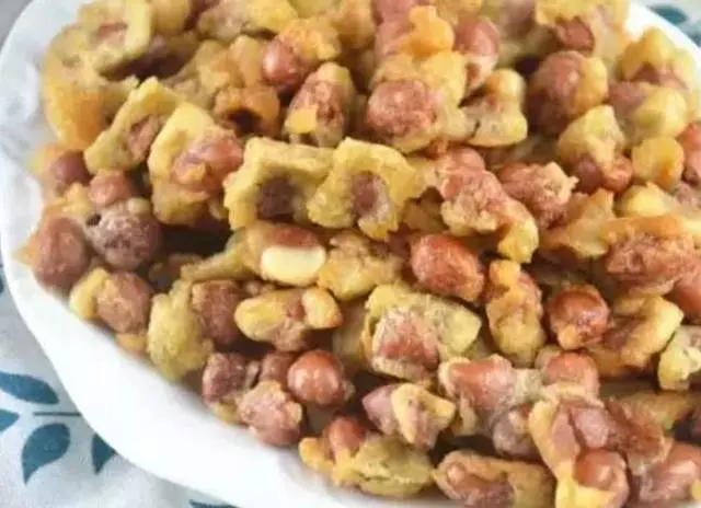 把雞蛋打在花生米里,結果好吃到爆!