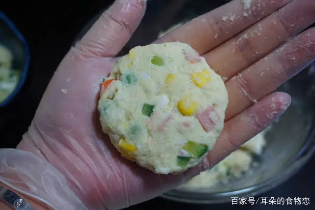外酥里嫩的鮮蔬土豆餅,早餐孩子吃了兩個,剩下的老公全包圓了!