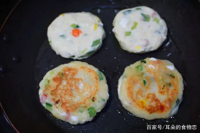 外酥里嫩的鮮蔬土豆餅,早餐孩子吃了兩個,剩下的老公全包圓了!
