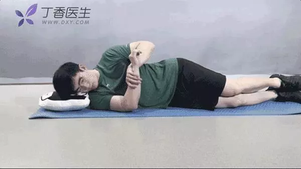 肩膀僵硬酸痛、抬不高?照這5張圖動一動,比吃藥管用!